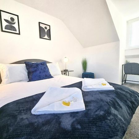 Stylish 3 Bedrooms & 2 Bathrooms House, Free Parking On Premises! Cambridge  Bagian luar foto