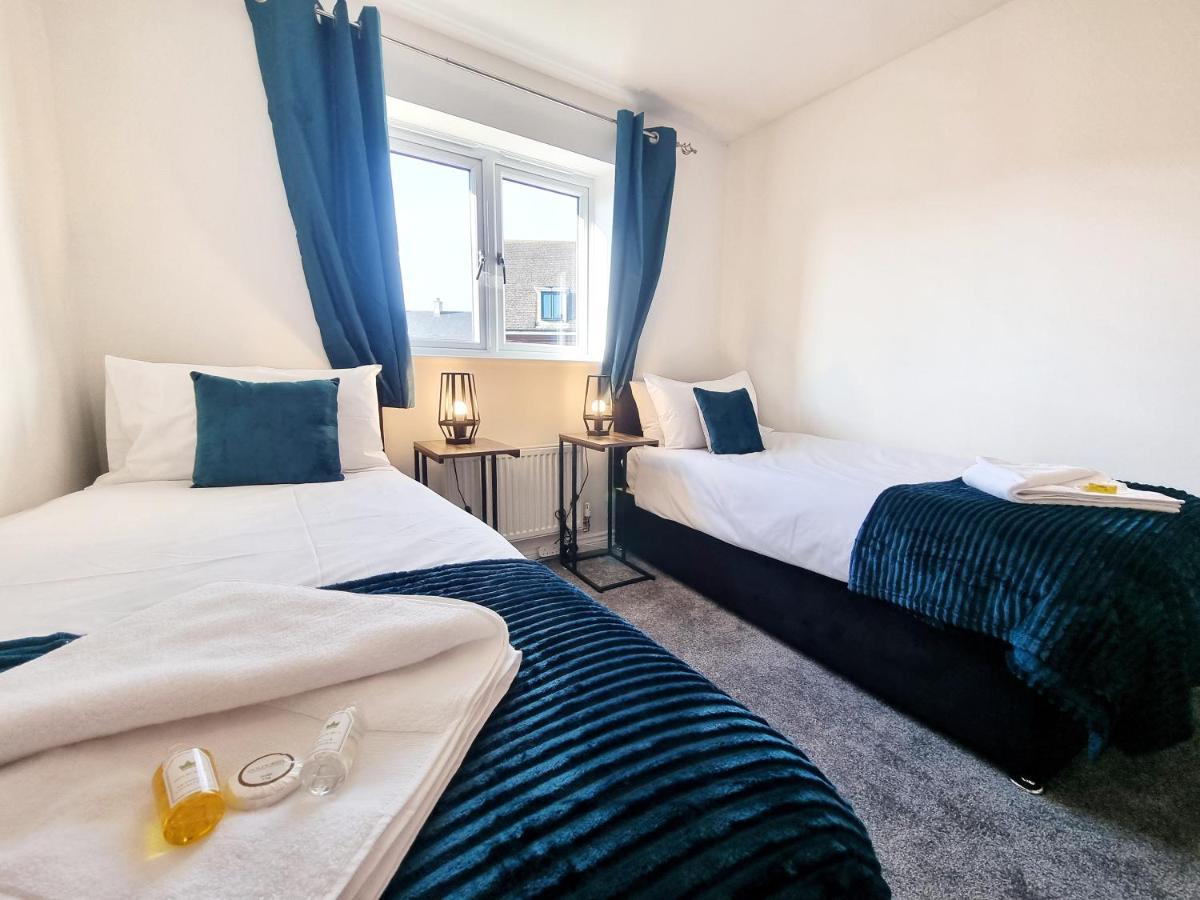 Stylish 3 Bedrooms & 2 Bathrooms House, Free Parking On Premises! Cambridge  Bagian luar foto
