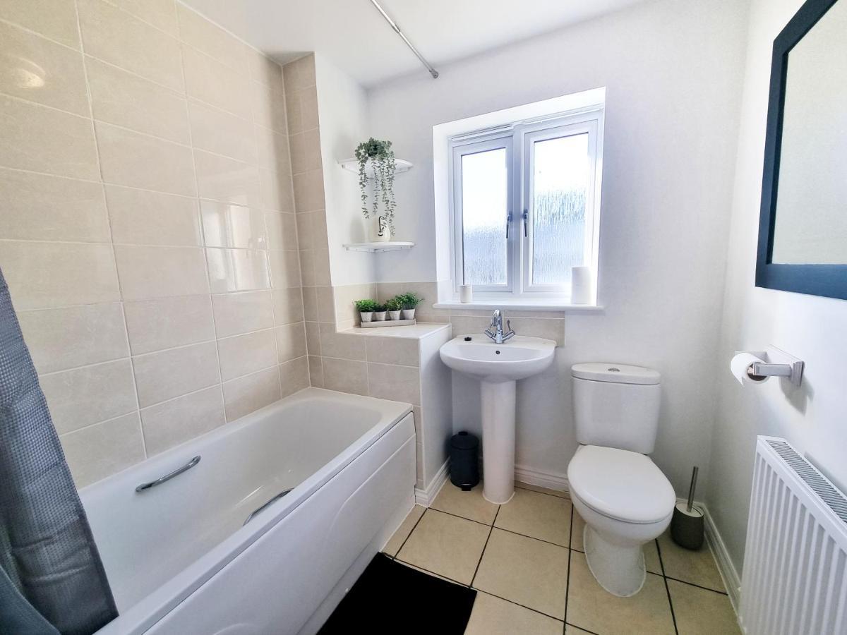 Stylish 3 Bedrooms & 2 Bathrooms House, Free Parking On Premises! Cambridge  Bagian luar foto